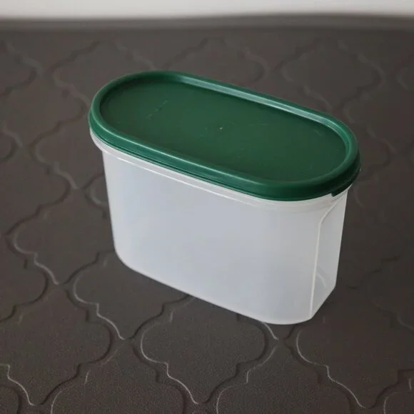 4 3/4 cups Tupperware Container - Picture 4 of 10